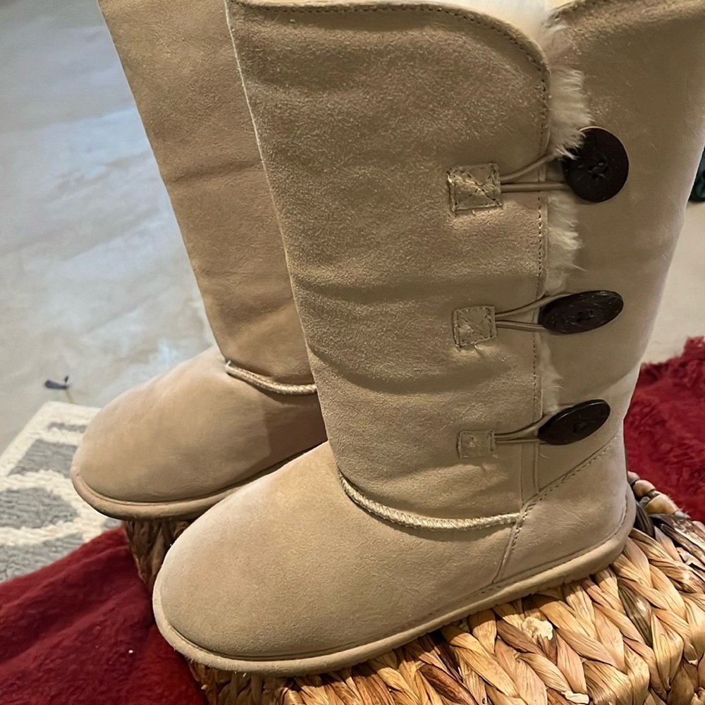 Womens like new warm insulated Bearpaw high boot size 7